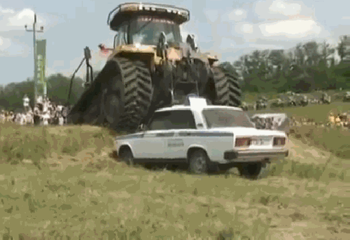 Гифка Трактор наезжает на машину ГАИ