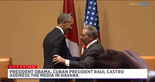 Гифка Рауль Кастро не хочет обниматься с Обамой