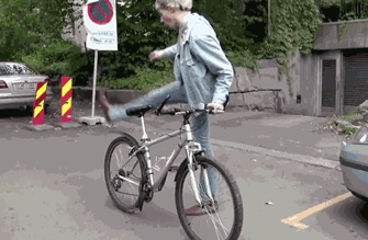 Гифка Необычный способ езды на велосипеде