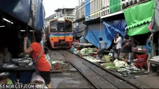 Гифка Рынок на железнодорожных путях в Тайланде