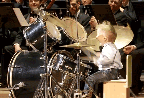 Гифка 6-летний барабанщик