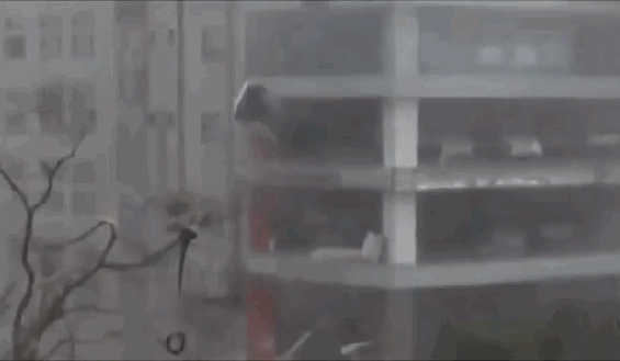 Гифка Ветер сдувает машину из многоэтажной парковки