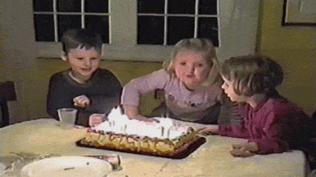 Гифка Дети слишком сильно задували свечи у торта