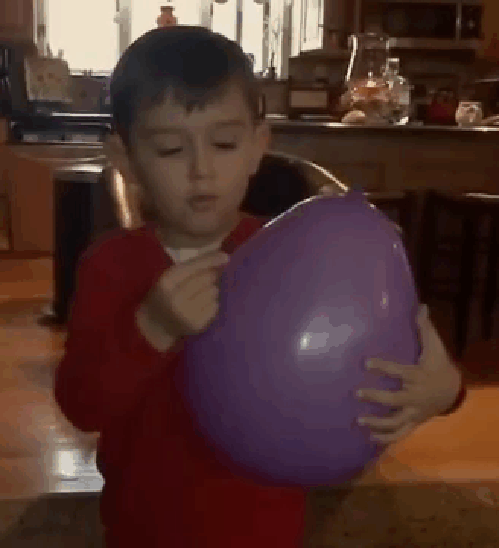 Гифка Реакция мальчика на лопнувший шарик