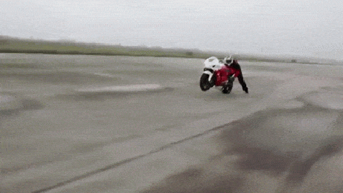 Гифка Необычный способ езды на мотоцикле
