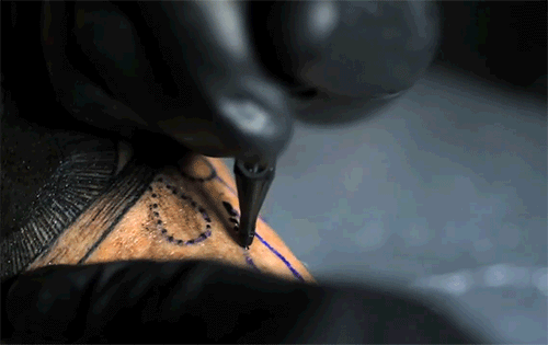 Гифка Набивка татуировки крупным планом в замедленной съемке
