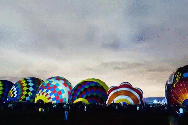 Гифка Воздушные шары в небе