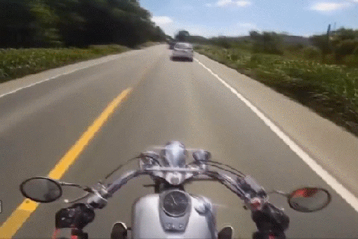 Гифка Мотоциклист уворачивается от встречного автомобиля