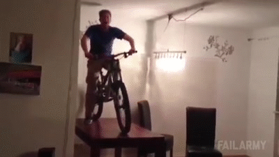 Гифка Велосипедный трюк в квартире
