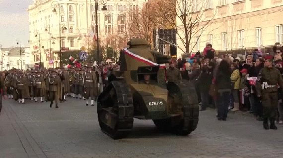 Гифка Парад военной техники в Польше