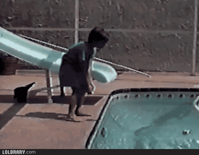 Гифка Кот сталкивает ребенка в бассейн
