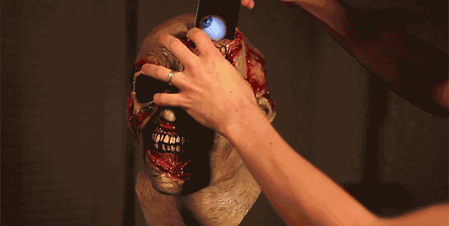 Гифка Зомби маска со смартфоном