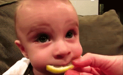 Гифка Ребёнок пробует лимон