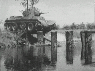 Гифка Танк пересекает реку по мосту