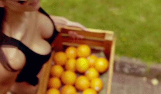 Гифка Девушки грузят апельсины
