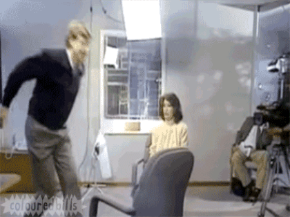 Гифка Молодой Билл Гейтс прыгает через стул