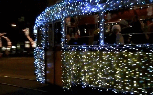 Гифка Трамвай украшенный фонарями