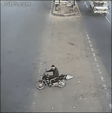 Гифка Мотоциклист на шоссе