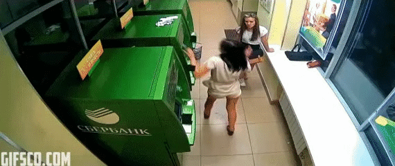 Гифка Две девушки против банкомата Сбербанка