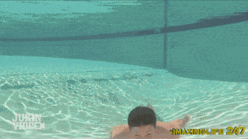 Гифка Прозрачные стены в бассейне