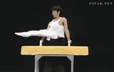 Гифка Азиатский гимнаст
