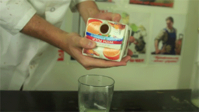 Гифка Как правильно наливать сок из пакета