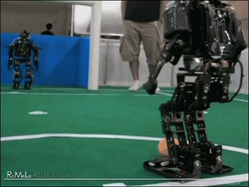 Гифка Роботы играют в футбол