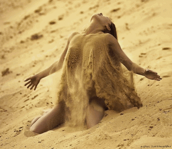 Гифка Девушка в песке