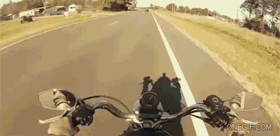 Гифка Мотоциклист наезжает на автомобиль