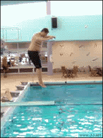 Гифка Толстый прыгает в воду с трамплина