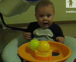 Гифка Младенец и невероятные цветные шары