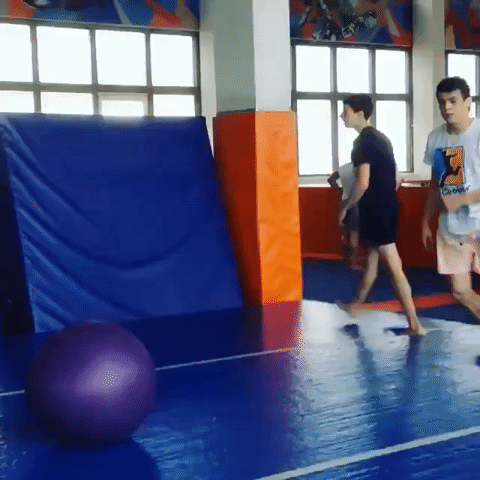 Гифка Двойной прыжок через мяч для фитнеса