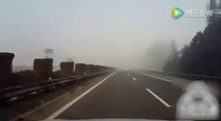 Гифка Туман на дороге