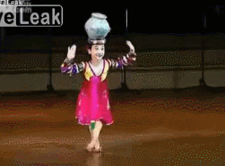 Гифка Корейская танцовщица