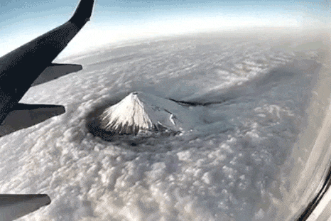 Гифка Гора разрезает облака