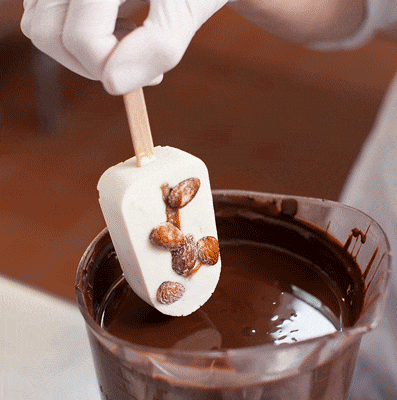 Гифка Ореховое мороженое в шоколадной глазури